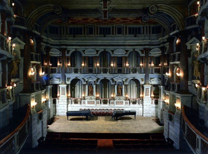 Im Teatro Bibiena by Provinz Mantova c/o Maggioni TM